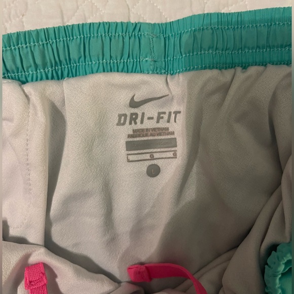 Nike dri-fit shorts child’s large - Picture 3 of 3